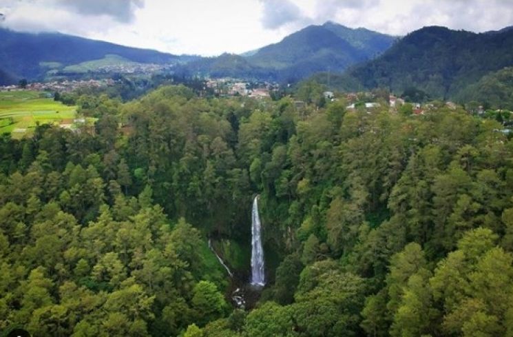 Air terjun Grojogan Sewu, objek wisata kekinian yang ada di Tawangmangu. (Instagram/lintanghakim)