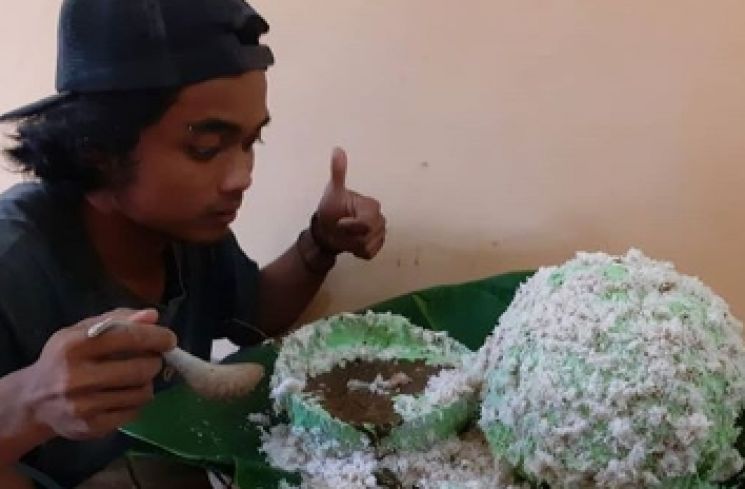 Klepon raksasa sebesar bola voli. (Instagram/@anam_channel)