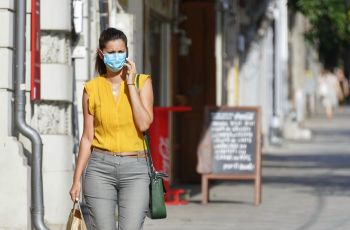 Ilustrasi menggunakan masker saat bepergian. (Pixabay/Candid_Shots)