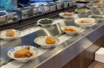 Restoran Aroma Padang mengusung konsep conveyor belt (Instagram @aroma_padang)