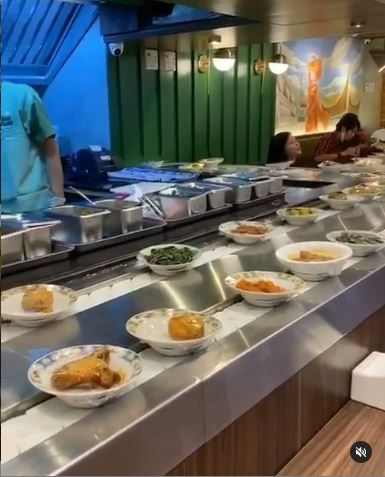 Restoran Aroma Padang mengusung konsep conveyor belt (Instagram @aroma_padang)