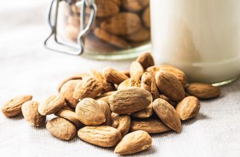 Ilustrasi susu almond (Envato elements by jirkaejc)