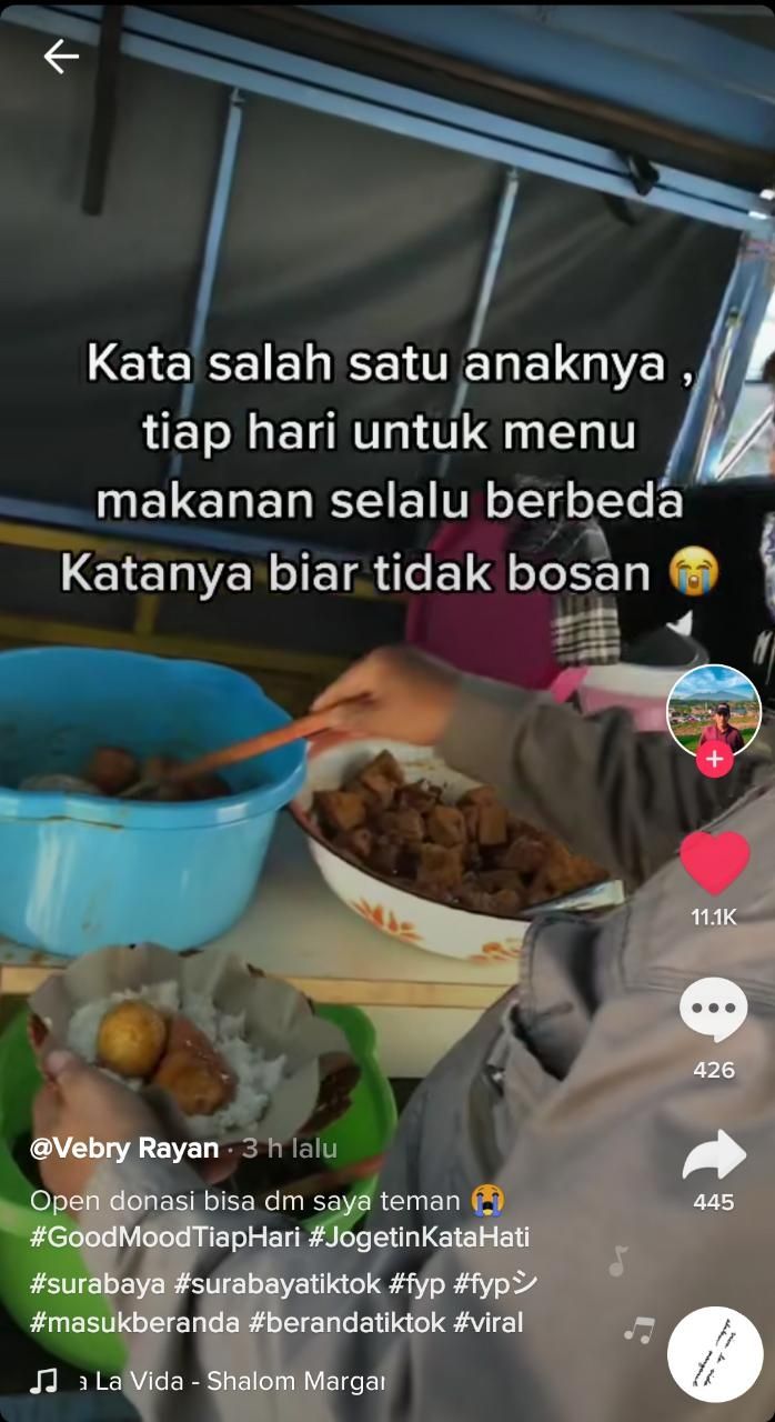 Keluarga berbagi makanan gratis (TikTok @rayanrizky22)