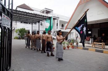 Nyentrik! Kirab Mundur, Jadi Pembuka Pameran Asana Bina Seni 2020. (Instagram/@bienallejogja)