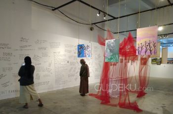Beberapa orang pengunjung Pameran Asana Bina Seni 2020 saksikan karya Laviaminora. (Guideku/Arendya)