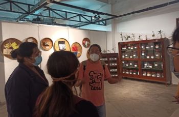 FX Harsono berbagi cerita kepada pengunjung di Pameran Asana Bina Seni 2020 (Suara/Hiromi)