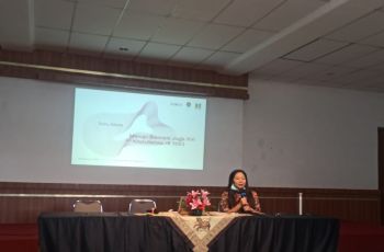 Alia, Direktur YBY menjelaskan tentang acara Biennale Jogja XVI Equator #6 (Suara/Hiromi)