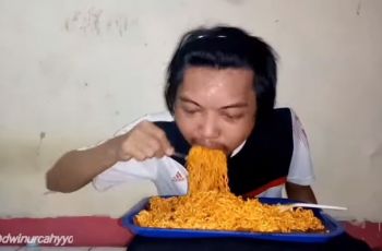 Mukbang 8 bungkus mi instan (YouTube Dwi Nurcahyo)