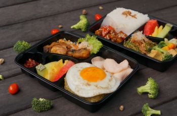 Sajian bento box nan menggugah selera juga bisa dipesan di ARTOTEL Yogyakarta.