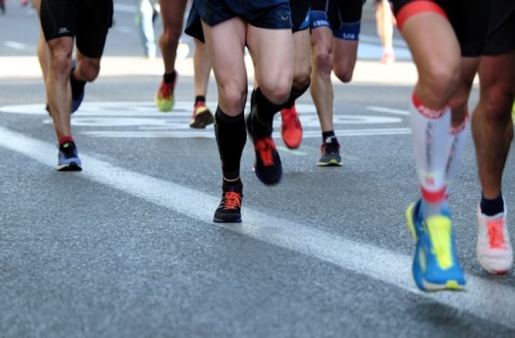 Ilustrasi lari maraton. (Photo by Miguel A Amutio on Unsplash)