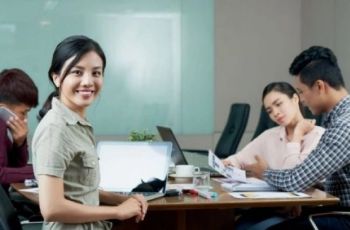 Minder di Kantor Bikin Karier Seret? Ini 5 Cara Bangkitin Percaya Diri Biar Lo Nggak Kalah Start