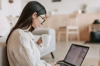 Kerja Kayak Mesin vs Hidup Selow: Gen Z yang Baru Kerja Mesti Tau Bedanya!