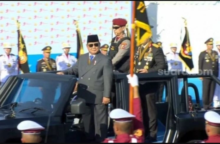 Presiden RI Prabowo Subianto didampingi Kapolri Jenderal Pol. Listyo Sigit Prabowo menaiki Maung melakukan inspeksi pasukan Upacara pada Peringatan HUT Ke-79 Bhayangkara di Lapangan Monumen Nasional (Monas), Jakarta, Selasa (1/7/2025). ANTARA/Mentari Dwi Gayati