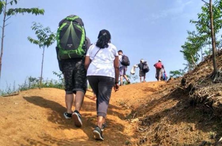 Ilustrasi trekking, sandal gunung. (Suara.com)