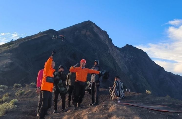 Tim SAR gabungan saat melakukan evakuasi terhadap korban yang jatuh di kawasan Gunung Rinjani, Lombok Timur, Provinsi NTB. (ANTARA/HO-Humas SAR Mataram)