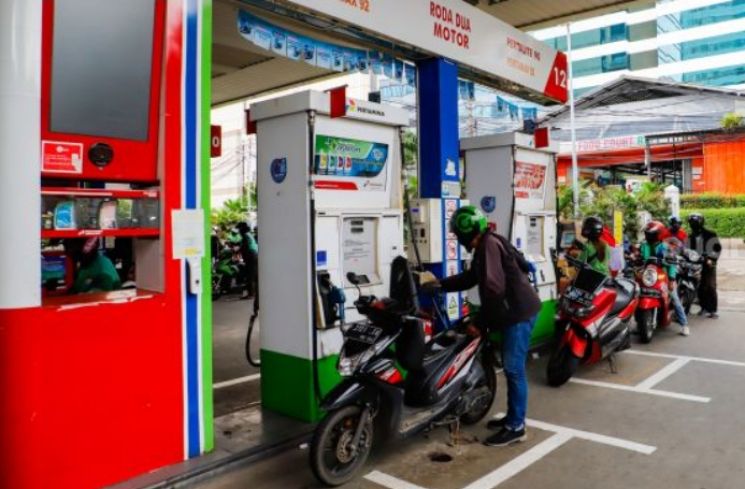 Pengendara motor mengisi BBM di SPBU Pertamina. (Dok. Suara.com)