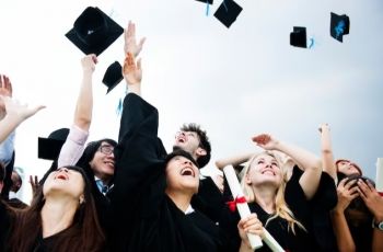 Berapa Sih Gaji Fresh Graduate di Indonesia? Biar Nggak Kaget Pas Udah Lulus!
