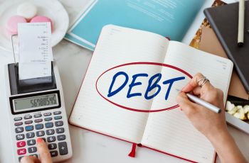 Gaji Pas-pasan Tapi Utang Numpuk? 6 Cara Ini Bakal Bikin Keuangan Lo Lebih Sehat