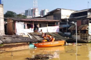Jabodetabek Lumpuh Kena Banjir Parah! Aktivitas Terganggu Warga Terganggu