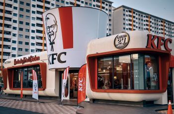 Cerita Dibalik Kesuksesan KFC yang Melekat di Hati: Awal Masuk ke Indonesia, Pemilik, Hingga Kesuksesannya!