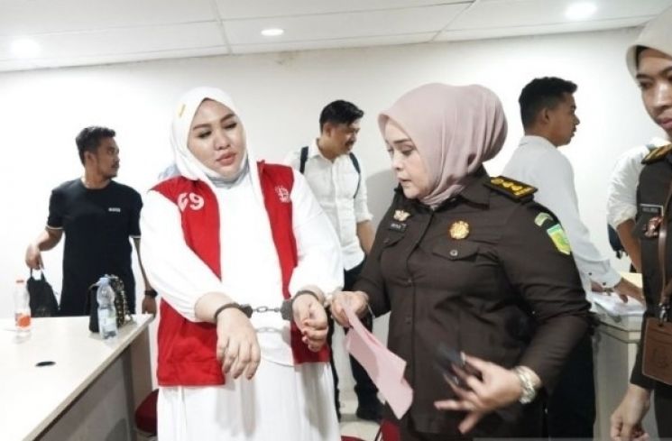 Mira Hayati (tengah) saat digiring penyidik kejaksaan usai ditetapkan sebagai tersangka di Kantor Kejaksaaan Negeri Makassar, Sulawesi Selatan [Suara.com/ANTARA/HO-Kejati Sulsel]