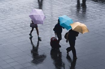 Penting! 10 Tips Hadapi Hujan Ekstrem ala Anak Kost yang Harus Kamu Tahu