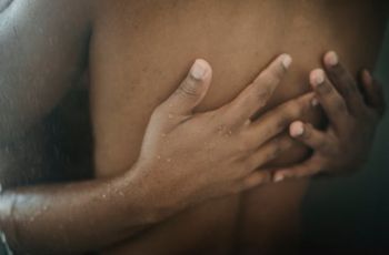 Niat Pamit Kerja, Suami Malah Pergoki Istri di Kamar Mandi Bareng Bos Sayur