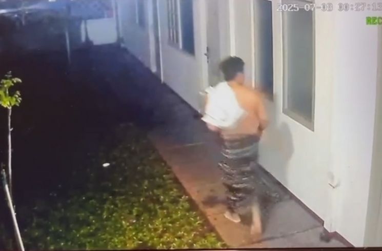 Rekaman CCTV mencurigakan penjaga indekos kamar diplomat Arya Daru Pangayunan. (tangkap layar/ist)