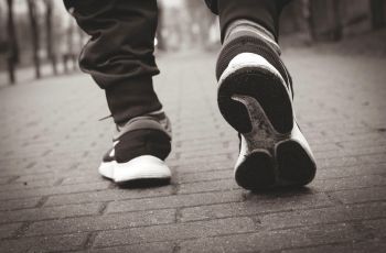 Nggak Cuma Buat Lari! Ini Rekomendasi Sepatu Running Stylish Buat Kuliah atau Kerja