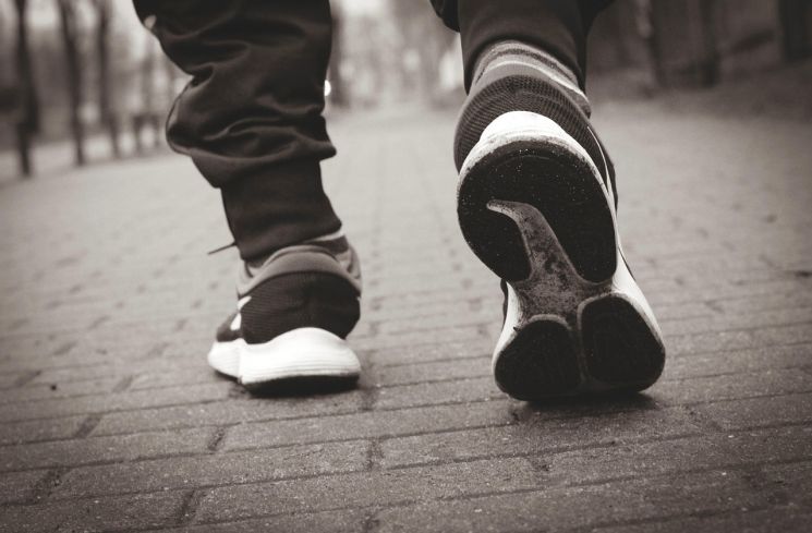 Nggak Cuma Buat Lari! Ini Rekomendasi Sepatu Running Stylish Buat Kuliah atau Kerja