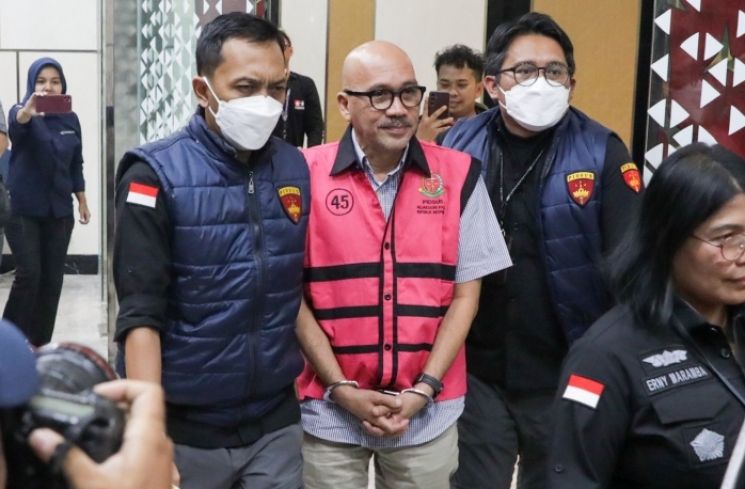 Direktur SMP Kemendikbudristek 2020, Mulyatsyah dibawa ke mobil tahanan di Kejaksaan Agung, Jakarta, Selasa (15/7/2025). [Suara.com/Alfian Winanto]