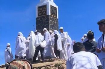 Viral Rombongan Baju Putih di Puncak Lawu, Siapa Mereka Sebenarnya? Ini Fakta Lengkapnya
