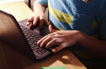 Laptop 'Sederhana' Ini Jadi Biang Kerok Korupsi Triliunan, Sebenarnya Apa Sih Chromebook Itu?