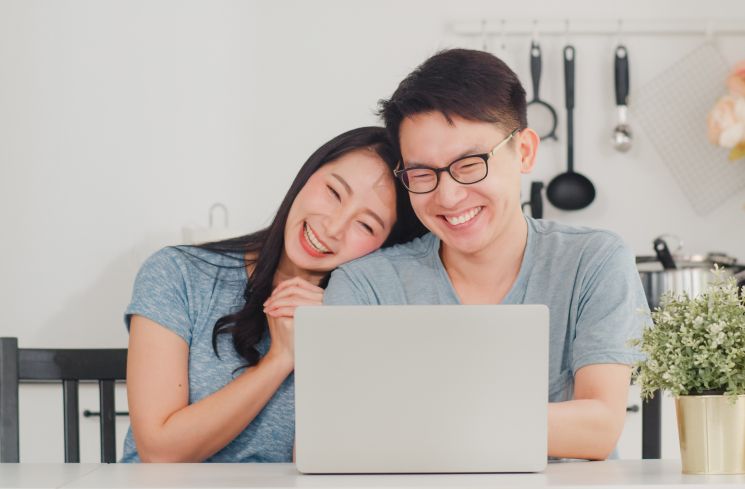 Ilustrasi pasangan first jobber yang mau menikah (freepik.com)