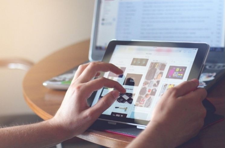 Ilustrasi tablet untuk kuliah. (Unsplash)