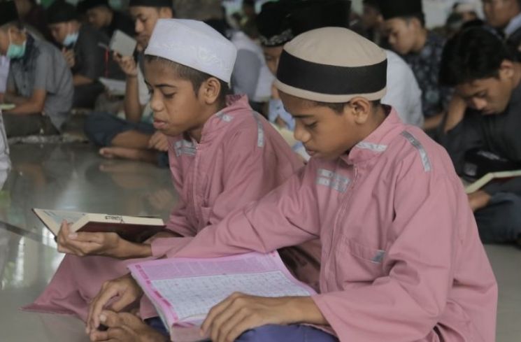 Ilustrasi mengaji - guru ngaji viral di Demak. (Unsplash)