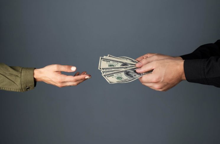 Ilustrasi teman meminjam uang (freepik.com)