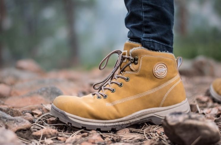 Sepatu Hiking/Outdoor. (pexels.com)