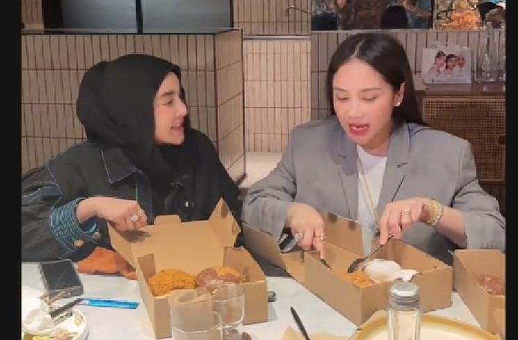 Shandy Purnamasari dan Nagita Slavina cobain donat viral Pinkan Mambo. (Dok. TikTok)