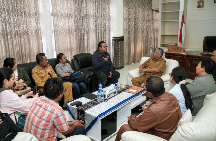 Audiens Sekretariat GEF SGP Indonesia dan Wakil Bupati Sabu Raijua Thobias Uly di Kantor Bupati Sabu Raijua, NTT, Senin (21/7).