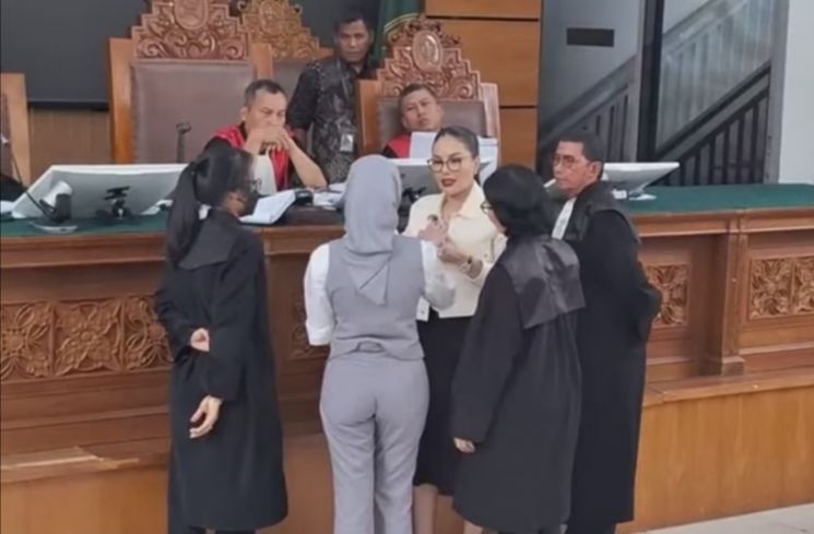 Cekcok Nikita Mirzani dan Reza Gladys di Persidangan (YouTube)