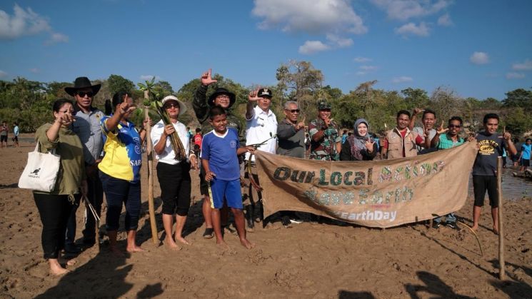 Penanaman bibit mangrove di Kawasan Wisata Mangrove Tulaika, Kelurahan Mebba, Kecamatan Sabu Barat, Rabu (23/7/2025).(Dokumentasi pribadi)