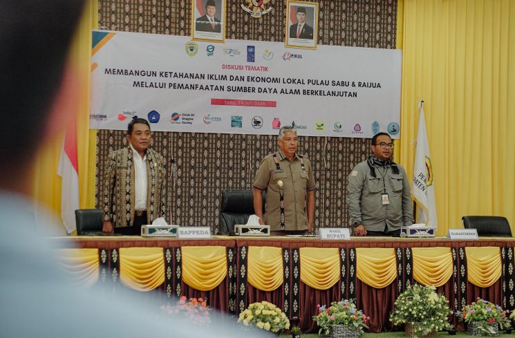 Diskusi soal ketahanan iklim dan ekonomi lokal di Kabupaten Sabu Raijua, Nusa Tenggara Timur, Kamis (24/7/2025).(Dokumentasi pribadi)