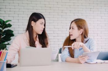 Temen Nanya Gaji Jawab Jujur atau Senyumin Aja? Ini Etikanya Biar Nggak Iri-irian