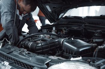 Takut Kena Tipu Bengkel Nakal? Ini Hal yang Perlu Kamu Perhatikan Saat Servis Mobil