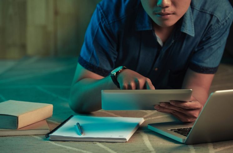 Ilustrasi mahasiswa mengerjakan tugas kuliah pakai AI (freepik.com)