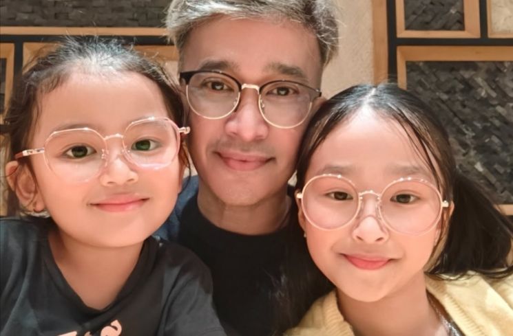 Ruben Onsu bersama Thania (kiri) dan Thalia (kanan) (Instagram/ruben_onsu)
