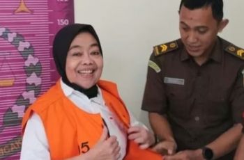 Pakai Rompi Tahanan Malah Cengengesan, Bu Kades di Sukabumi Ini Korupsi Hingga Jual Gedung Posyandu!