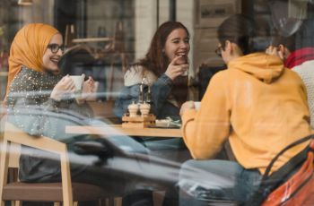 6 Cafe di Surabaya yang Nyaman Buat Nugas atau Kerja: Murah, Wi-Fi Kencang, Banyak Colokan!