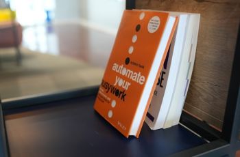 Ngerasa Stuck? 4 Buku Self-Improvement Ini Dijamin Bikin Lo 'Naik Kelas'